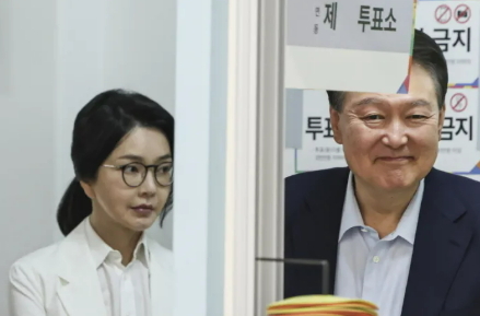 윤석열 전 대통령과 김건희 여사가 21대 대통령 선거일인 3일 서울 서초구 원명초등학교에 마련된 서초4동 제3투표소에서 투표하기 위해 줄을 서고 있다. 연합뉴스