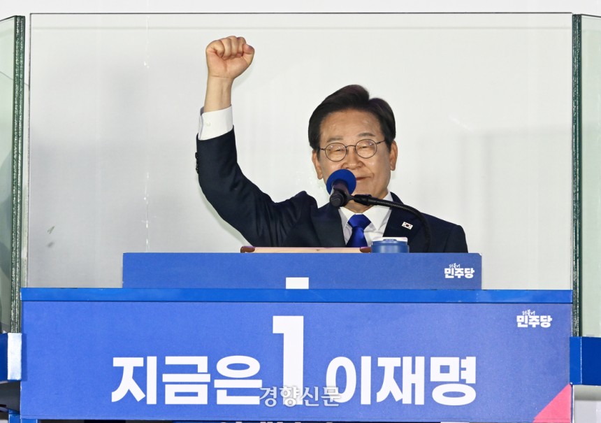 제21대 대통령 당선이 확실시 되는 이재명 더불어민주당 대선 후보가 4일 서울 여의도 국회 정문 앞에 마련된 개표방송 야외무대에서 인사를 하고 있다. 박민규 선임기자