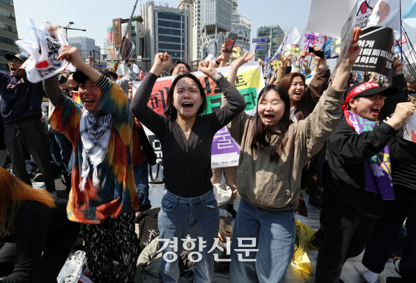 “드디어 탄핵” 헌법재판소가 재판관 전원일치 의견으로 윤석열 전 대통령 파면 결정을 내린 지난 4월4일 서울 종로구 헌재 인근에서 열린 파면 촉구 집회에 참석한 시민들이 자리에서 일어나 환호하고 있다. 서성일 선임기