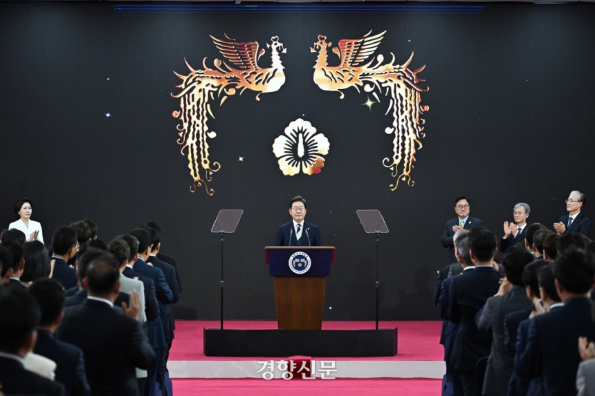 이재명 대통령이 4일국회 로텐더홀에서 제21대 대통령 취임선서를 하고 있다. 박민규 선임기자