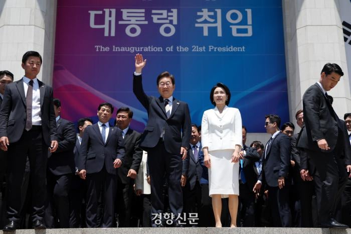<b>대통령</b> 취임선서식서 22<b>경호</b>대 배제…<b>경호</b>처·<b>경찰</b> 몸싸움까지