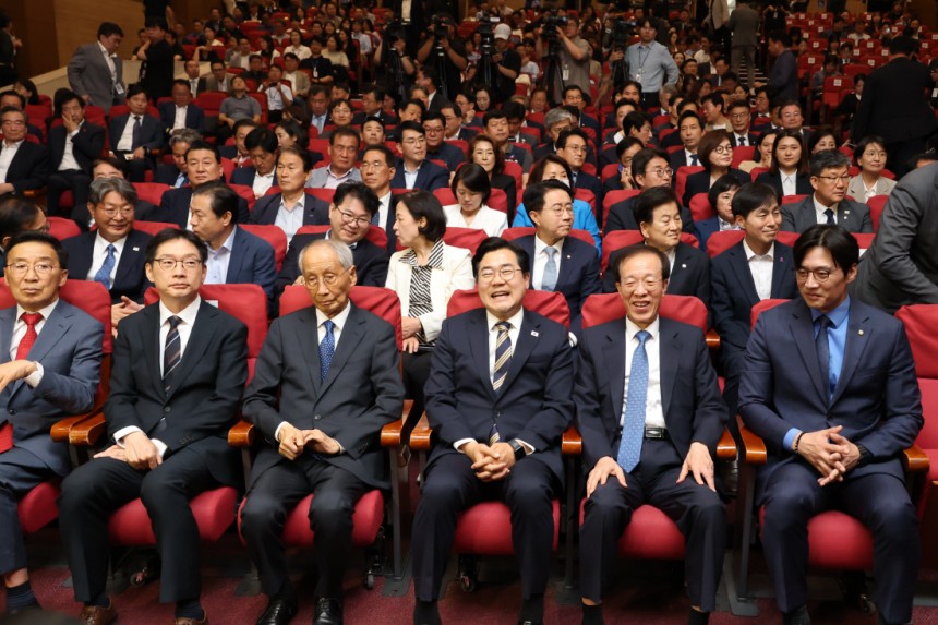 활짝 웃는 민주당 더불어민주당 윤여준·박찬대 상임총괄선대위원장을 비롯한 소속 의원들이 4일 국회 의원회관에서 열린 중앙선거대책위원회 해단식에 참석하고 있다.  한수빈 기자 subinhann@kyunghyang.com