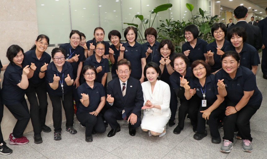 국회 청소노동자들과 ‘찰칵’ 이재명 대통령과 부인 김혜경 여사가 4일 국회에서 열린 21대 대통령 취임선서 행사를 마친 뒤 국회 청소노동자들을 만나 격려한 뒤 기념촬영을 하고 있다. 박민규 선임기자