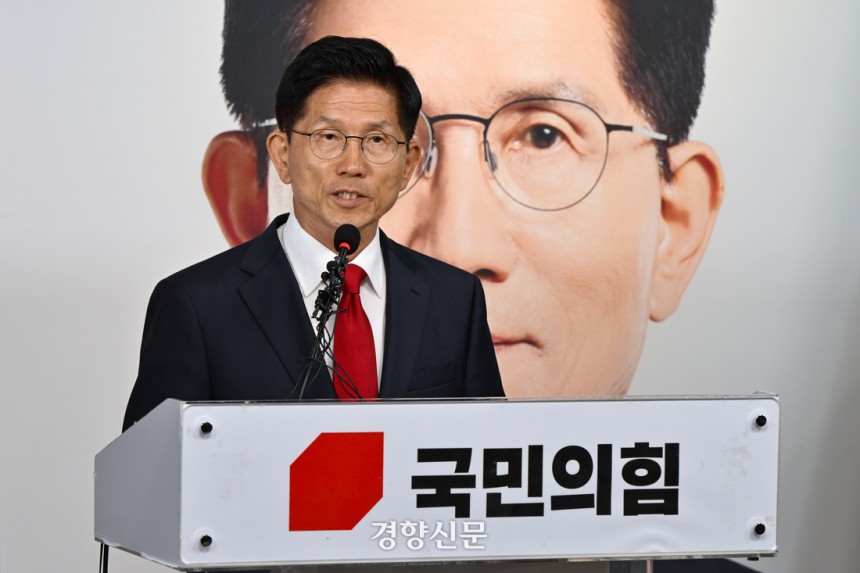 국민의힘 대선 후보였던 김문수 전 고용노동부 장관이 4일 새벽 서울 여의도 국민의힘 중앙당사에서 대선 관련 입장을 밝히고 있다.  성동훈 기자