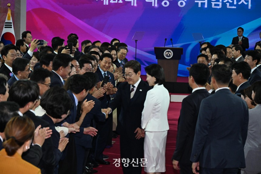 이재명 대통령 내외가 지난 4일 오전 국회 로텐더홀에서 열린 취임선서 행사에서 참석자들의 환영을 받고 있다.  박민규 선임기자