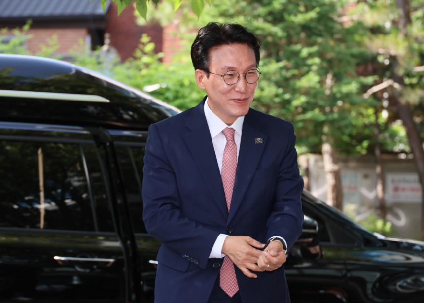 김민석 국무총리 지명자가 5일 서울 종로구 통의동 금융감독연수원에 마련된 인사청문회 준비 사무실로 첫 출근을 하고 있다. 연합뉴스