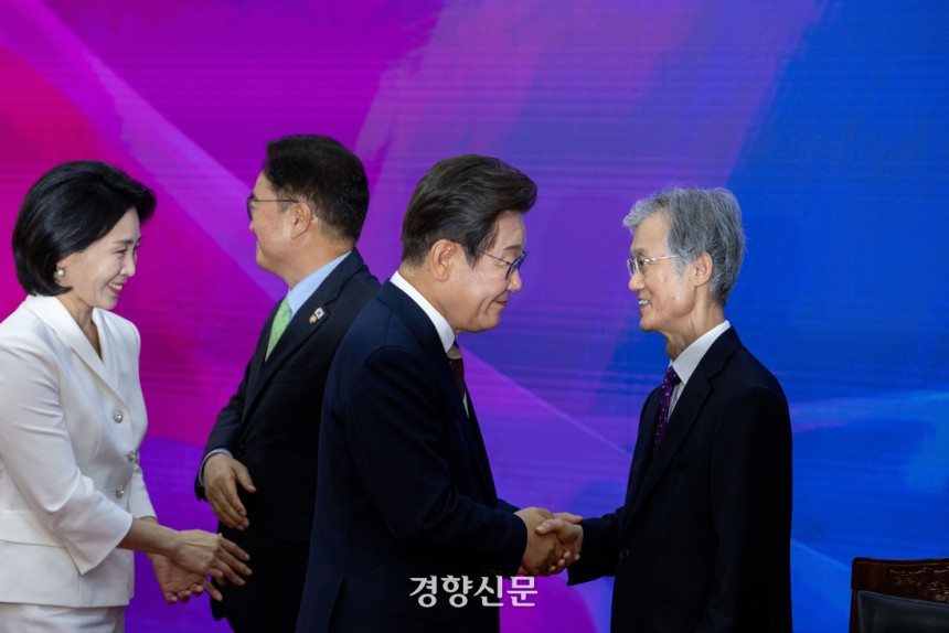 이재명 대통령이 6월4일 국회 본청 로텐더홀에서 열린 제21대 대통령 취임선서 행사에서 조희대 대법원장(오른쪽)과 인사를 나누고 있다. 국회사진기자단