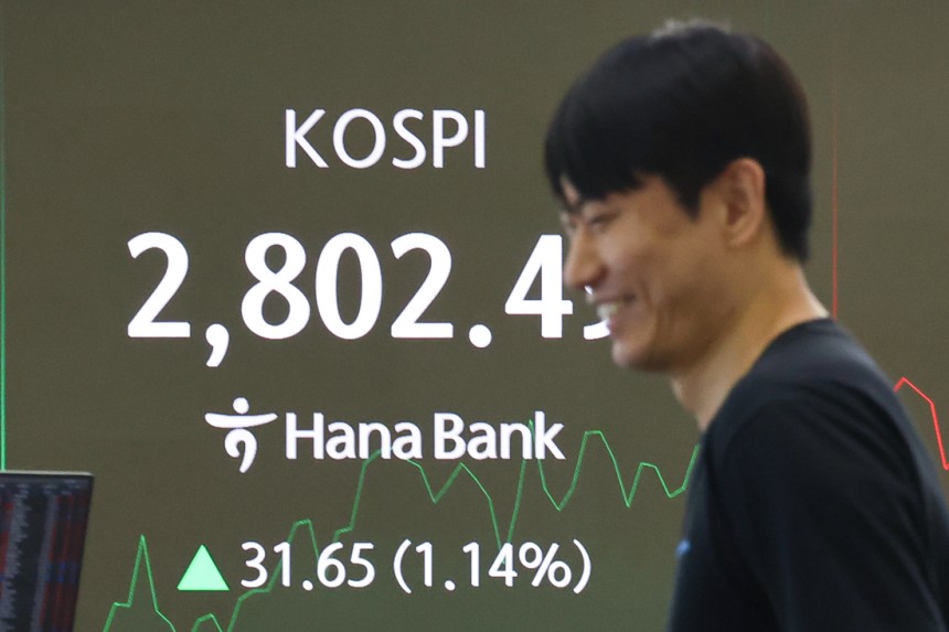 5일 오전 서울 중구 하나은행 본점 딜링룸 현황판에 코스피가 표시돼 있다.연합뉴스
