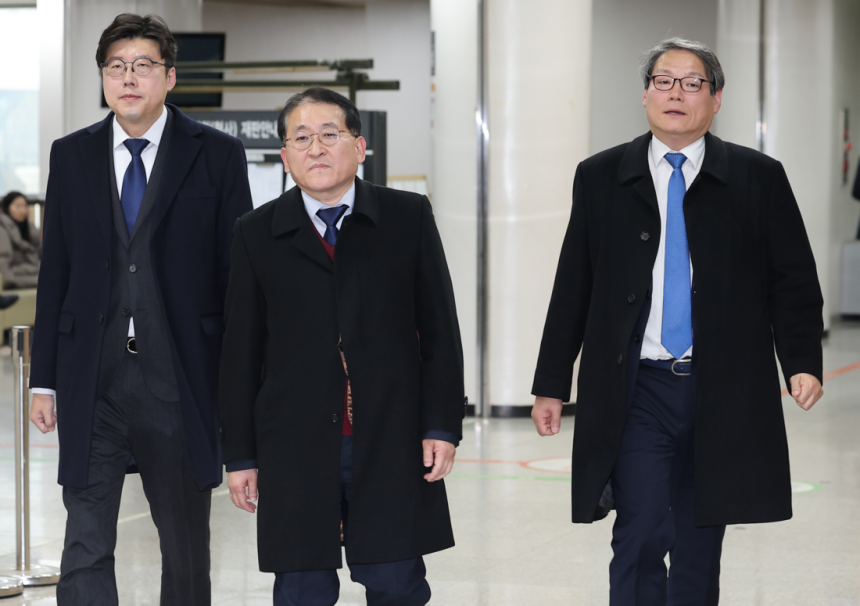 지난해 11월25일 오후 서울 서초구 서울고법에서 열린 ‘김학의 불법 출국금지’ 2심 선고 공판에 출석한 조국혁신당 이규원 대변인(왼쪽), 차규근 의원(가운데), 이광철 전 청와대 민정비서관이 법원을 나서고 있다. 
