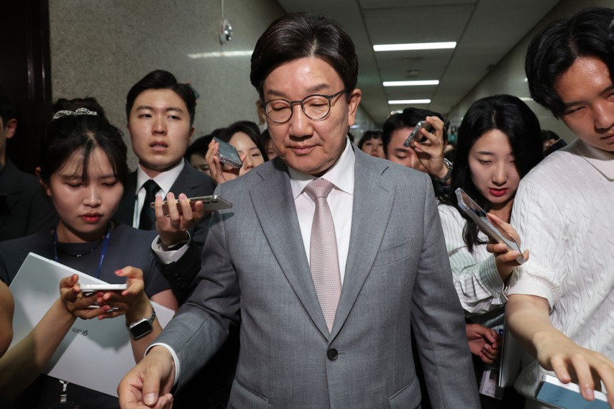 권성동 국민의힘 원내대표가 5일 서울 여의도 국회 국민의힘 비상대책위원장실을 나와 원내대표실로 향하며 취재진의 질문을 받고 있다. 연합뉴스