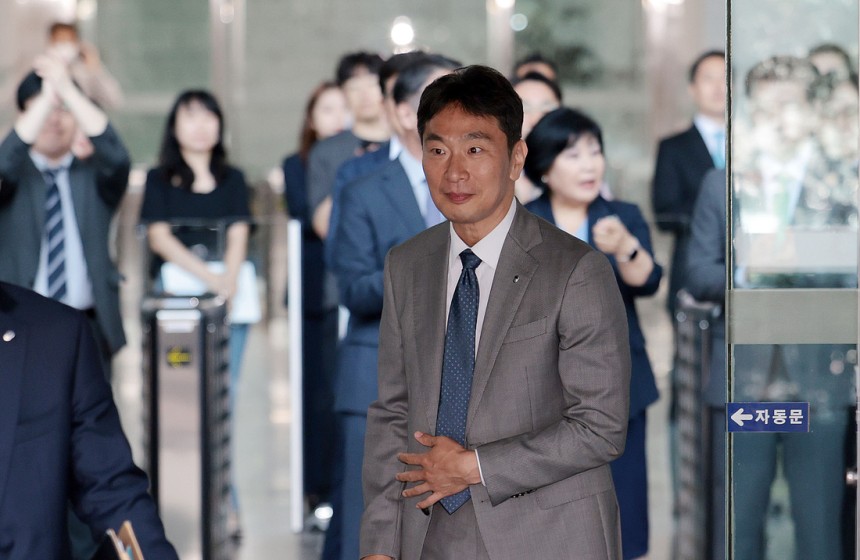 5일 퇴임한 이복현 금융감독원장이 직원들의 환송을 받으며 금감원을 떠나고 있다. 연합뉴스