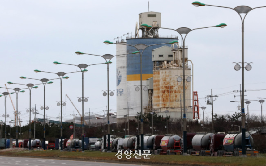화물연대 총파업 11일째인 2022년 12월4일 인천 중구 서해대로의 한 시멘트 회사 부근에 벌크시멘트트레일러(BCT) 차량들이 주차돼 있다. 김창길 기자
