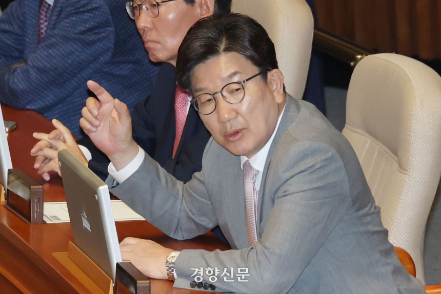 사퇴 의사를 밝힌 권성동 국민의힘 원내대표가 5일 국회 본회의에서 의원들과 이야기를 나누고 있다. 한수빈 기자