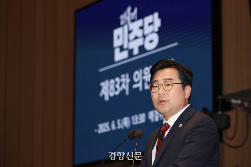 박찬대 더불어민주당 당대표 직무대행 겸 원내대표가 5일 국회에서 열린 의원총회에서 발언하고 있다. 성동훈 기자
