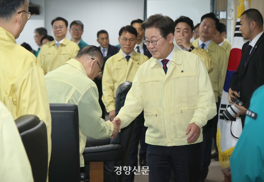 이재명 대통령이 5일 용산 대통령실 국가안전보장회의(NSC) 회의실에서 열린 안전치안점검회의에서 위성락 국가안보실장과 악수하고 있다. 김창길 기자