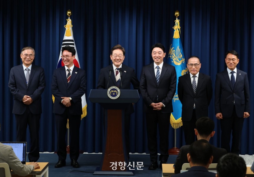 이재명 대통령이 지난 4일 용산 대통령실청사에서 첫 인선을 발표하고 있다. 왼쪽부터 이종석 국가정보원장 내정자, 김민석 국무총리 지명자, 이 대통령, 강훈식 비서실장, 위성락 국가안보실장, 황인권 경호처장. 김창길 