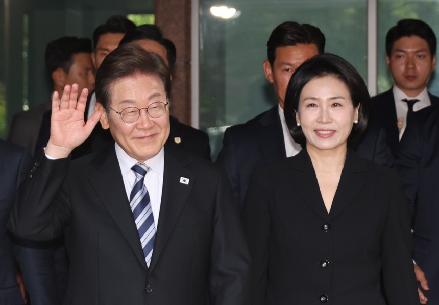 이재명 대통령과 김혜경 여사가 지난 4일 인천 계양구 사저를 출발하며 주민과 인사하고 있다.  대통령실사진기자단