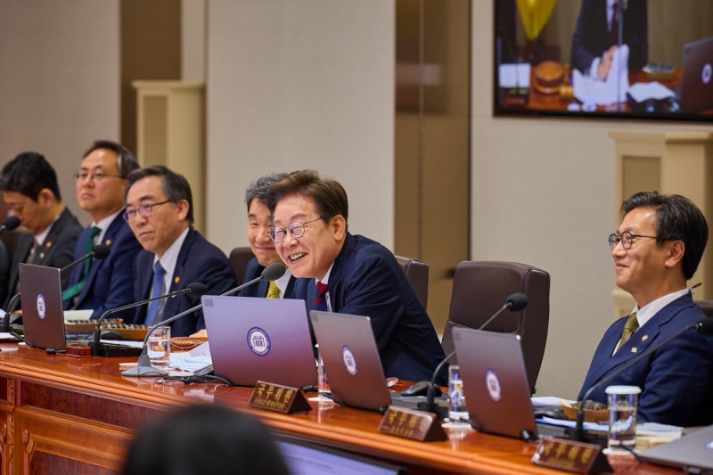 이 대통령, 첫 국무회의서 “행정 편의주의 벗어나라”
