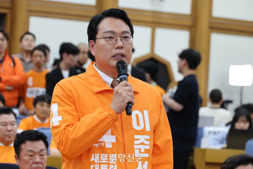 천하람 개혁신당 대표 권한대행 겸 원내대표가 지난 3일 국회 의원회관에 마련된 제21대 대통령선거 개표상황실에서 방송사 출구조사 결과를 확인한 뒤 발언하고 있다. 성동훈 기자