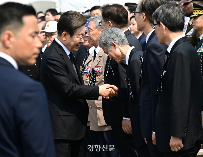 이재명 대통령이 6일 서울 동작구 국립서울현충원에서 열린 제70회 현충일 추념식에서 조희대 대법원장과 악수하고 있다. 대통령실사진기자단