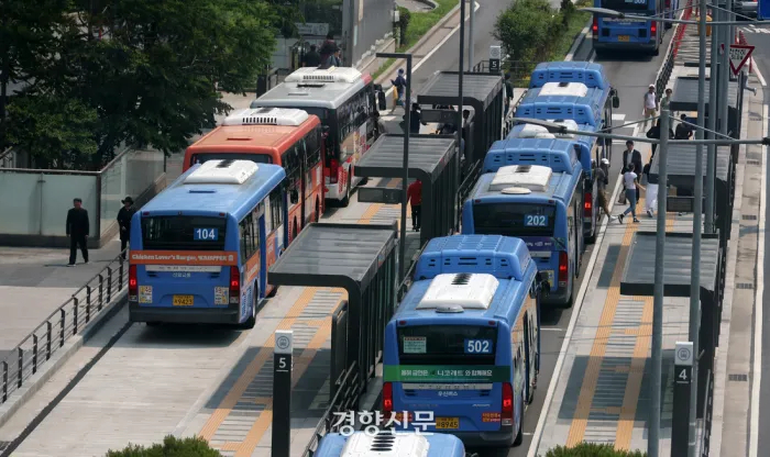 서울역버스환승센터에서 지난달 27일 시내버스가 오가고 있다. 권도현 기자