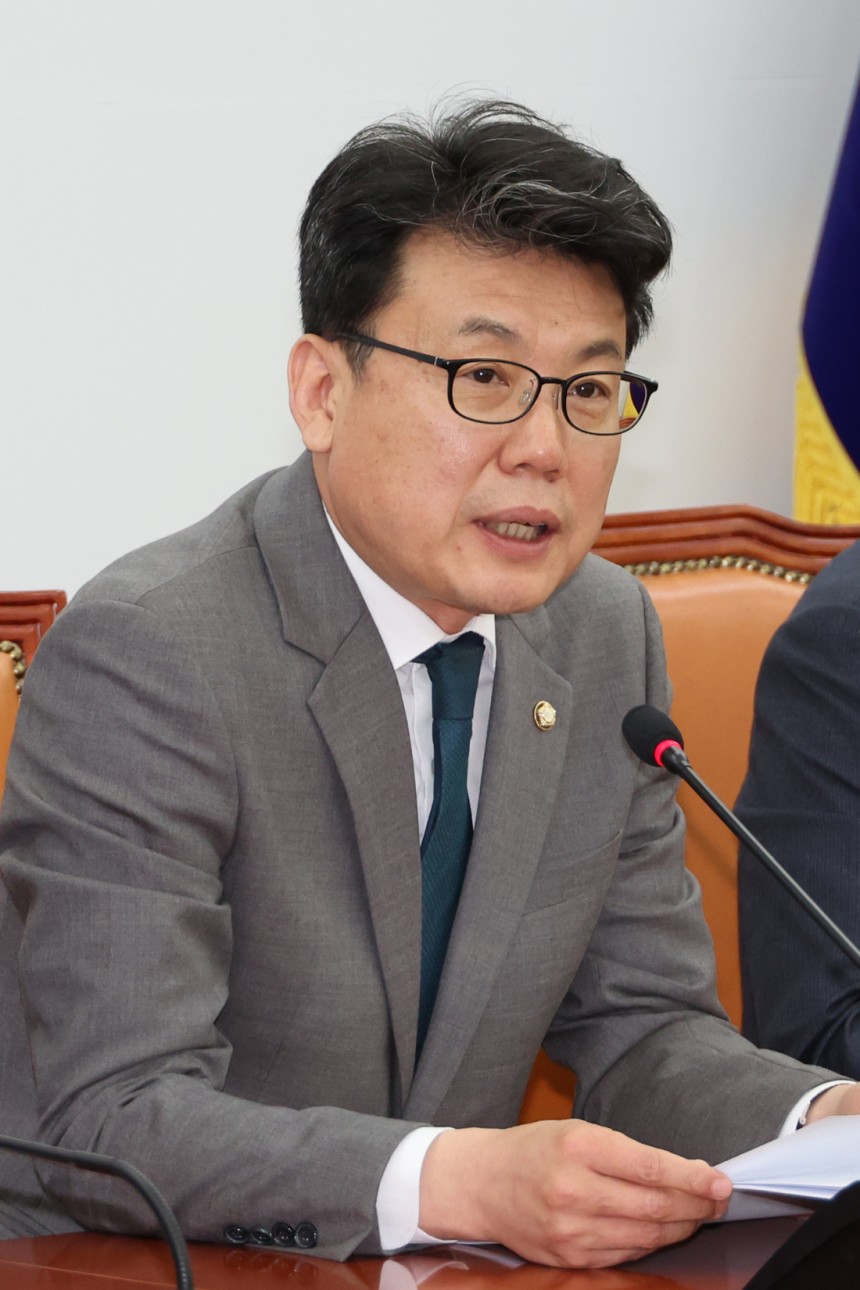 진성준 더불어민주당 정책위의장이 지난 4월 국회에서 열린 원내대책회의에서 발언하고 있다. 연합뉴스