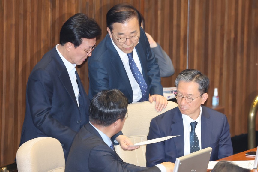 정성호 더불어민주당 의원(오른쪽 첫번째)이 국회 본회의장에서 의원들과 이야기를 나누고 있다.