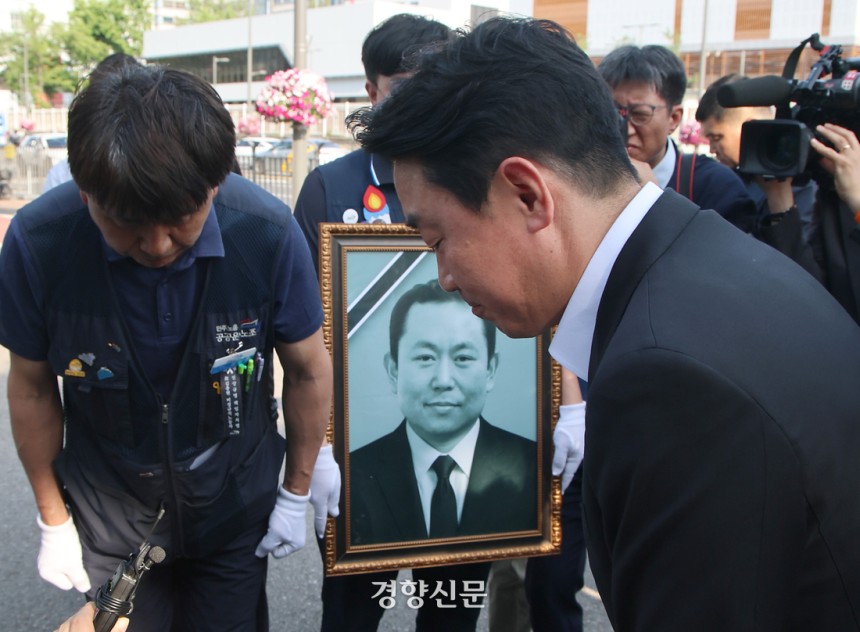 강훈식 대통령비서실장이 6일 용산 대통령실 인근 전쟁기념관 앞에서 태안화력발전소 사고 희생자 고(故) 김충현씨와 관련해 엄길용 공공운수노조 위원장, 유족, 사고 대책위 관계자로부터 요구 서한을 받은 뒤 인사를 하고 