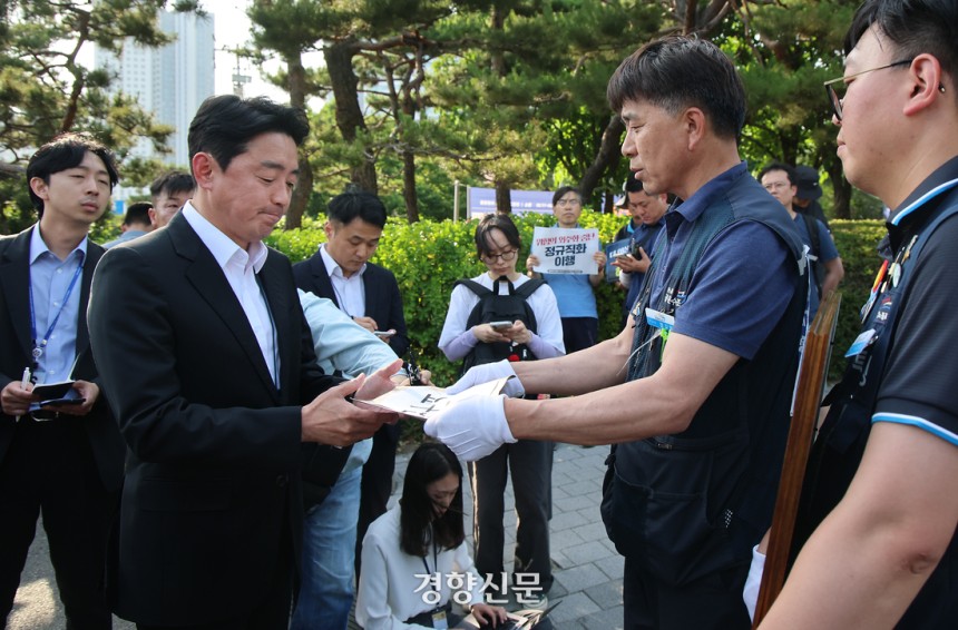 강훈식 대통령비서실장이 6일 서울 용산 대통령실 청사 인근 전쟁기념관 앞에서 태안화력발전소 사고 희생자 고(故) 김충현 씨와 관련해 엄길용 공공운수노조 위원장, 유족, 사고 대책위 관계자로부터 요구 서한을 받고 있다