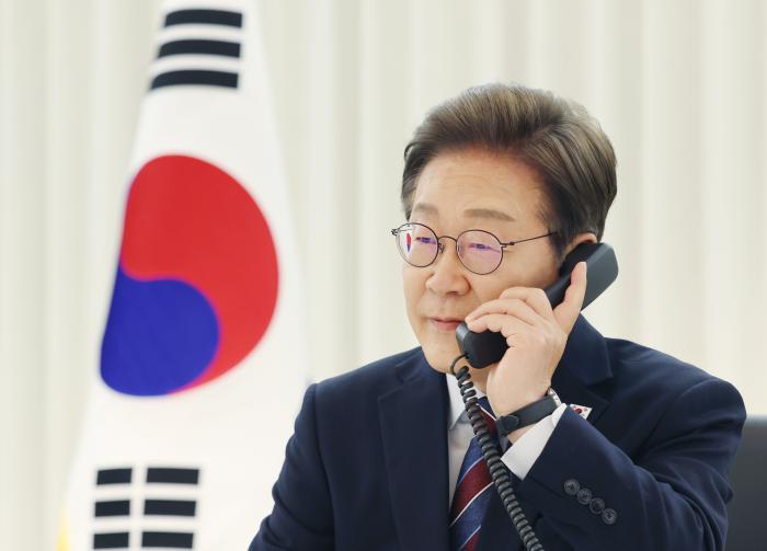 이재명 대통령이 6일 오후 서울 한남동 대통령 관저에서 도널드 트럼프 미국 대통령과 통화하고 있다. 대통령실 제공