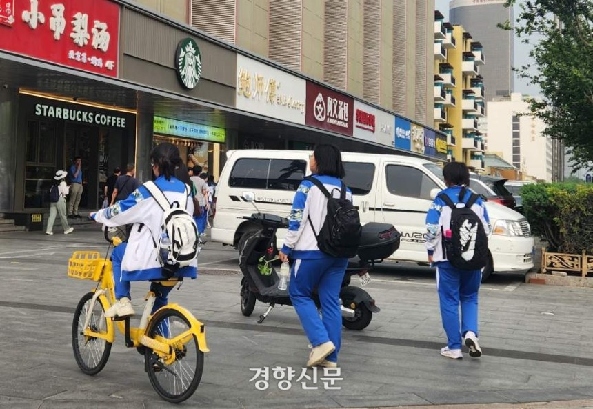 중국 베이징 차오양구 젠궈먼 일대 거리에서 학생들이 학교를 마치고 어디론가 가고 있다./박은하 기자