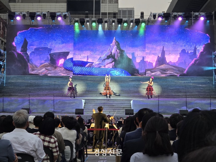 지난 1일 광화문 광장 세종문화회관 야외 계단에서 열린 모차르트 오페라 ‘마술피리’. 서울시오페라단은 지난 2003년부터 야외 무료 오페라를 공연하며 오페라 공연의 문턱을 낮췄다. 노정연 기자