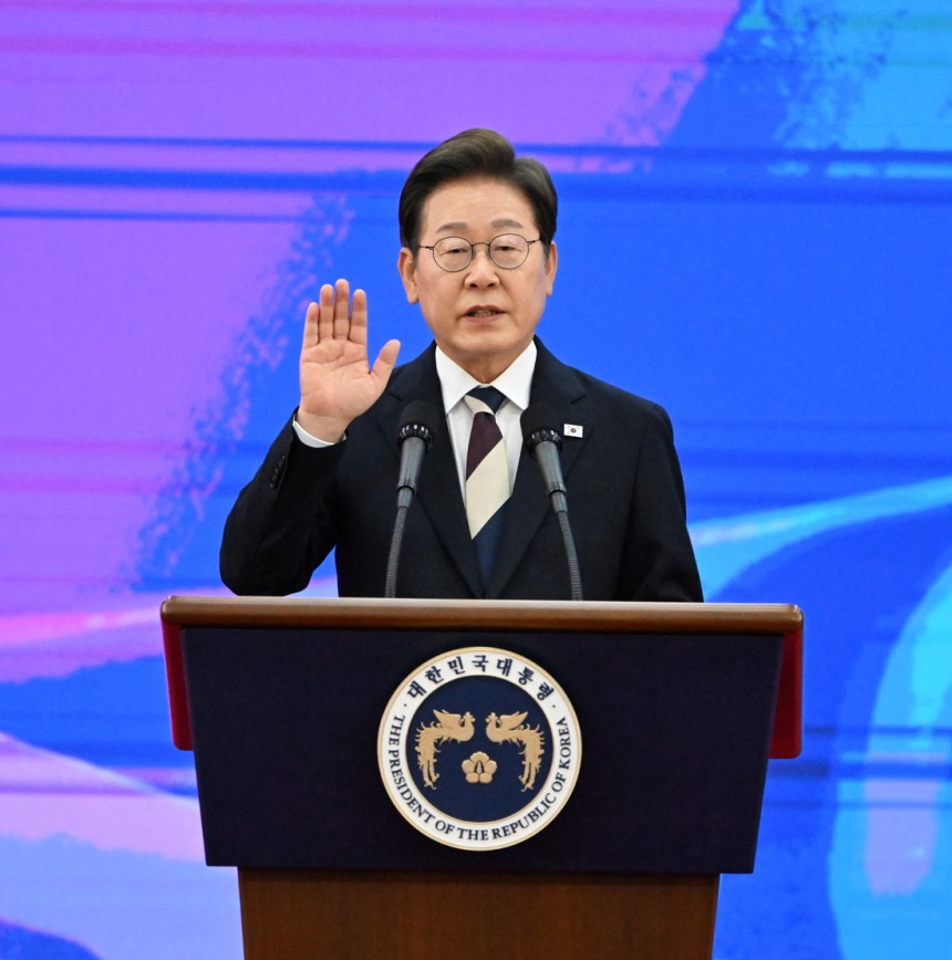 &lt;&ldquo;헌법을 준수할 것을 선서합니다&rdquo;&gt; 이재명 대통령이 4일 국회 로텐더홀에서 제21대 대통령 취임선서를 하고 있다. 국회사진기자단