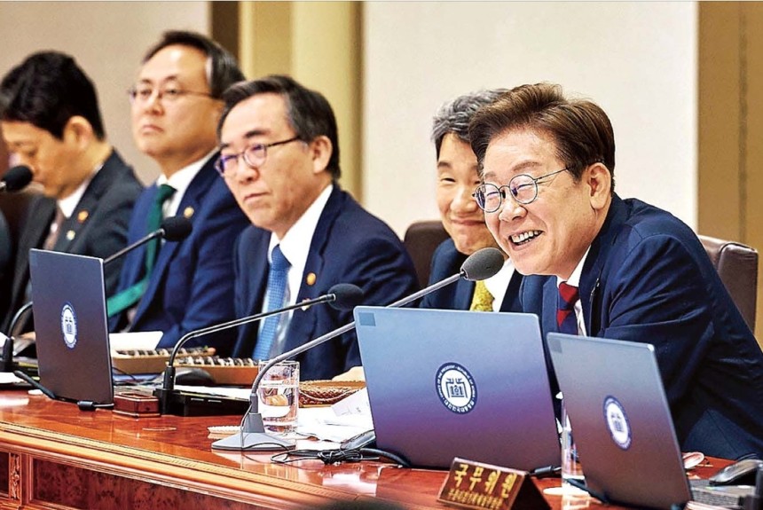 &lt;220분 국무회의, 점심은 김밥&gt; 이재명 대통령이 5일 용산 대통령실 청사에서 점심으로 김밥을 먹으며 첫 국무회의를 주재하고 있다. 대통령실 제공