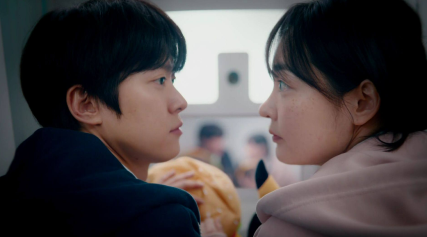 티빙 &lt;내가 죽기 일주일 전&gt;의 고등학생 ‘람우’(공명)과 ‘희완’(김민하)이 서로를 바라보고 있다. 티빙 제공