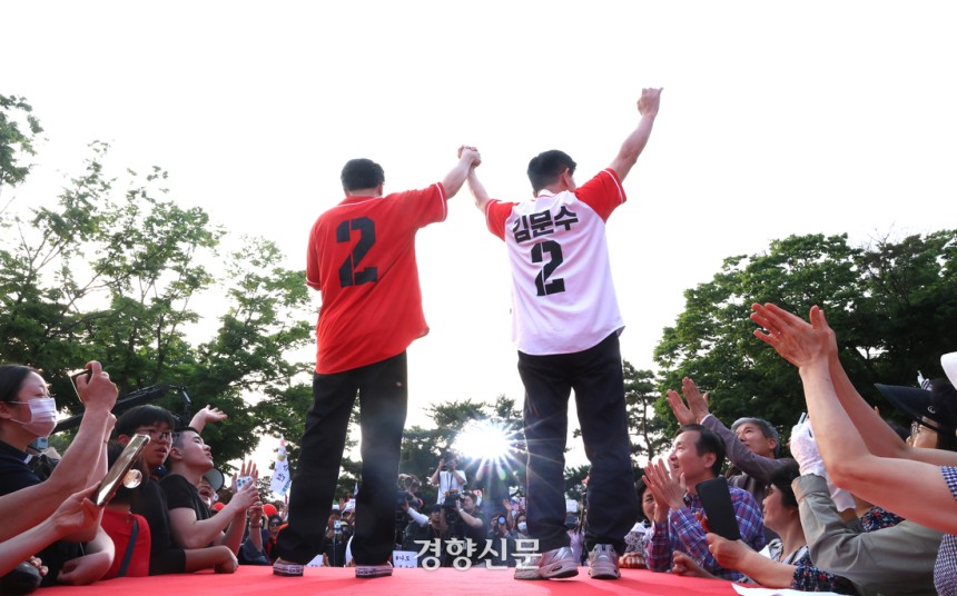 김문수 국민의힘 대선 후보(오른쪽), 한동훈 국민의힘 전 대표가 5월 26일 오후 서울 도봉구 방학사거리에서 열린 ‘내일의 기적을 만들’ 노원·도봉·강북 유세에서 지지를 호소하고 있다./한수빈 기자