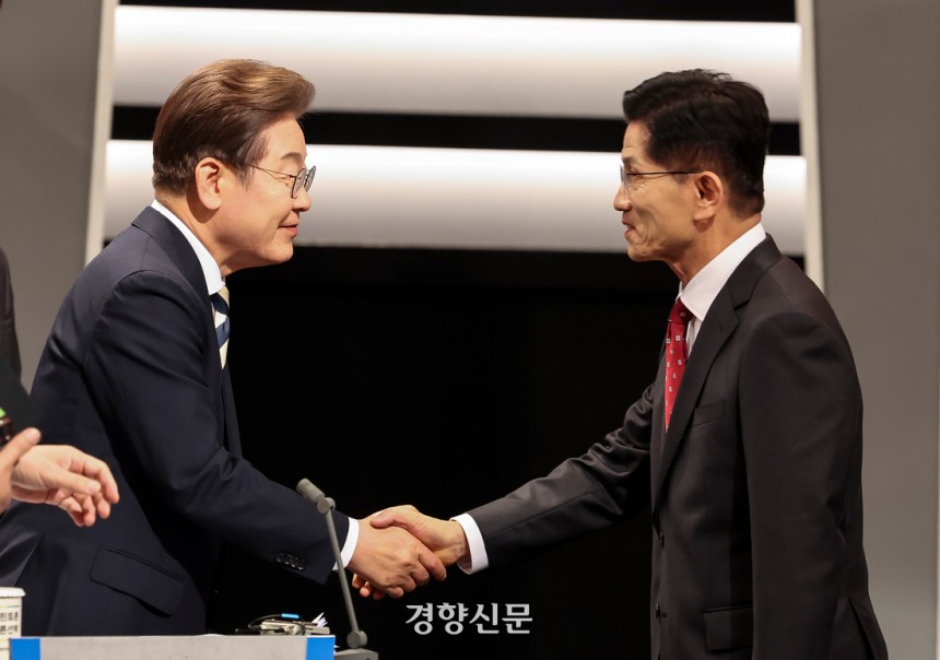 지난 5월23일 서울 영등포구 여의도 KBS 스튜디오에서 열린 중앙선거방송토론위원회 주관 제21대 대통령선거 후보자 토론회에 앞서 당시 이재명 더불어민주당 대선후보(왼쪽)와 김문수 국민의힘 대선후보가 인사를 나누고 