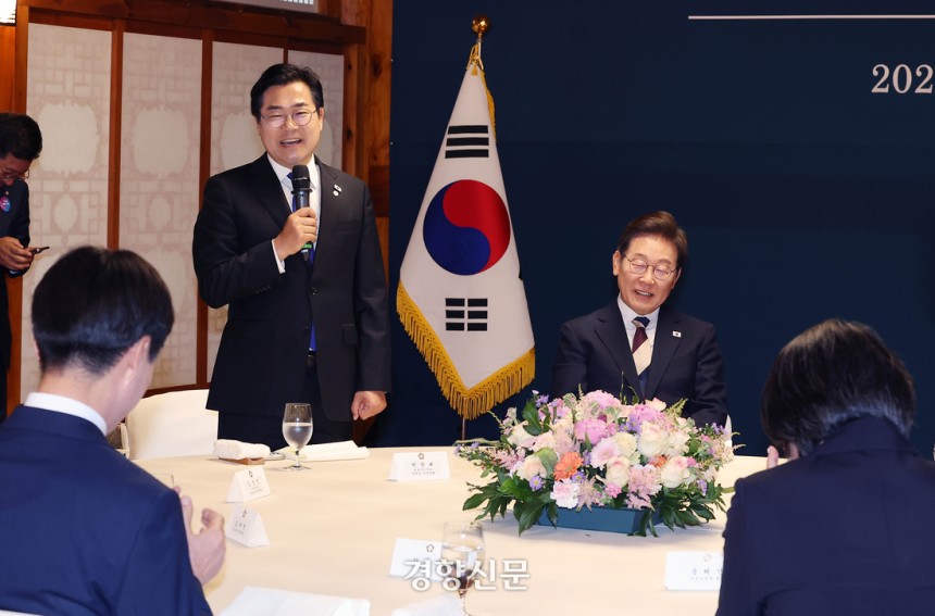 이재명 대통령이 지난 4일 오전 국회 사랑재에서 열린 국회의장과 정당대표와의 오찬에 참석해 박찬대 더불어민주당 원내대표 겸 당 대표 직무대행의 인사말을 듣고 있다. 박민규 선임기자