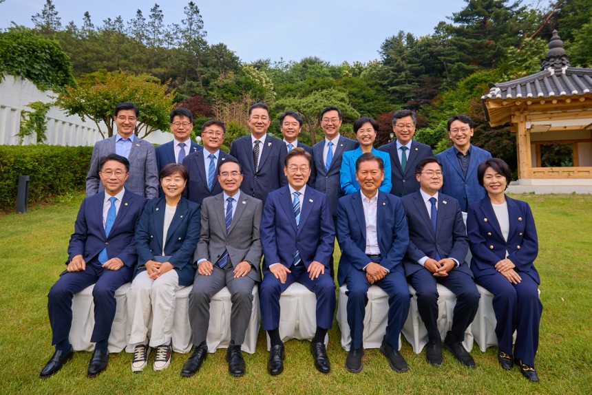 이재명 대통령이 7일 서울 한남동 관저에서 만찬에 참석한 더불어민주당 지도부 의원들과 기념촬영을 하고 있다. 대통령실 제공