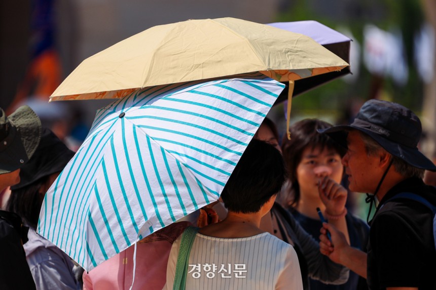 6.3 대통령 선거 이후 첫 휴일이자 한낮 기온이 29도까지 오른다는 예보가 나온 지난 6일 서울 경복궁을 찾은 시민과 관광객들이 휴일을 즐기고 있다. 이준헌 기자
