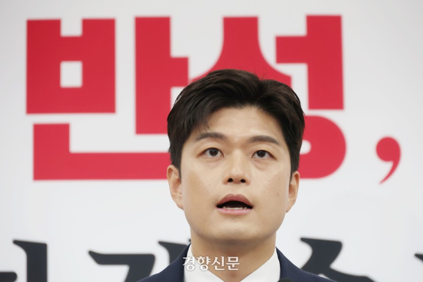 김용태 국민의힘 비상대책위원장이 8일 국회에서 당의 혁신 방안을 밝히는 현안 관련 기자회견을 하고 있다. 한수빈 기자
