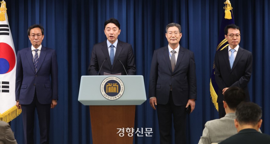 강훈식 대통령비서실장이 8일 용산 대통령실청사 브리핑룸에서 인선 발표를 하고 있다. (왼쪽부터) 우상호 정무수석 , 강 비서실장, 오광수 민정수석, 이규연 홍보수석 .대통령실사진기자단
