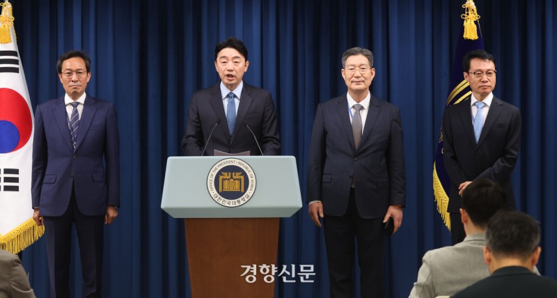 <b>헌법재판관</b> 후보군에 ‘이 대통령 변호인’ 포함···<b>이승엽</b>·오영준·...