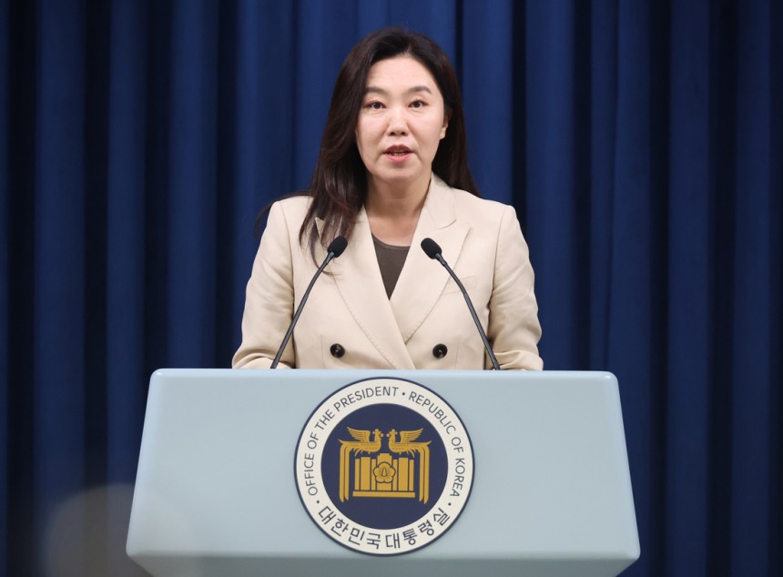 강유정 대통령실 대변인이 8일 서울 용산 대통령실에서 기자회견실 정비 관련 설명을 하고 있다. 연합뉴스