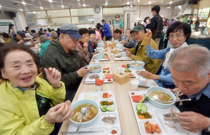 [여적]저소득 ‘혼밥’ 노인