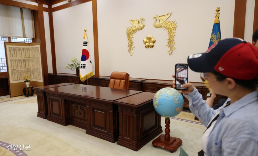 청와대 대통령 집무실, 볼 수 있을 때 찍어두자 휴일인 8일 서울 종로구 청와대를 찾은 시민들이 대통령 집무실을 구경하고 있다. 대통령실이 청와대로 복귀하면 2022년 5월부터 이어져 온 청와대 관람이 중단될 것으로