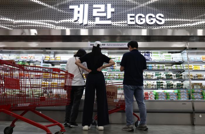 지난 3일 서울의 한 대형마트 진열대에서 소비자들이 계란을 고르고 있다. 연합뉴스