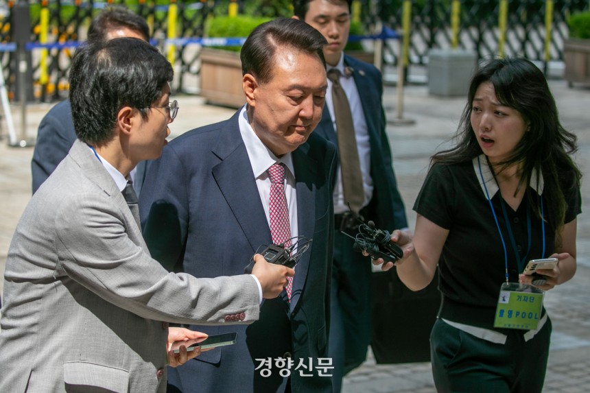 윤석열 전 대통령이 9일 오전 서울 서초구 서울중앙지방법원에서 내란 우두머리 혐의 사건 6차 공판에 출석하고 있다. 사진공동취재단