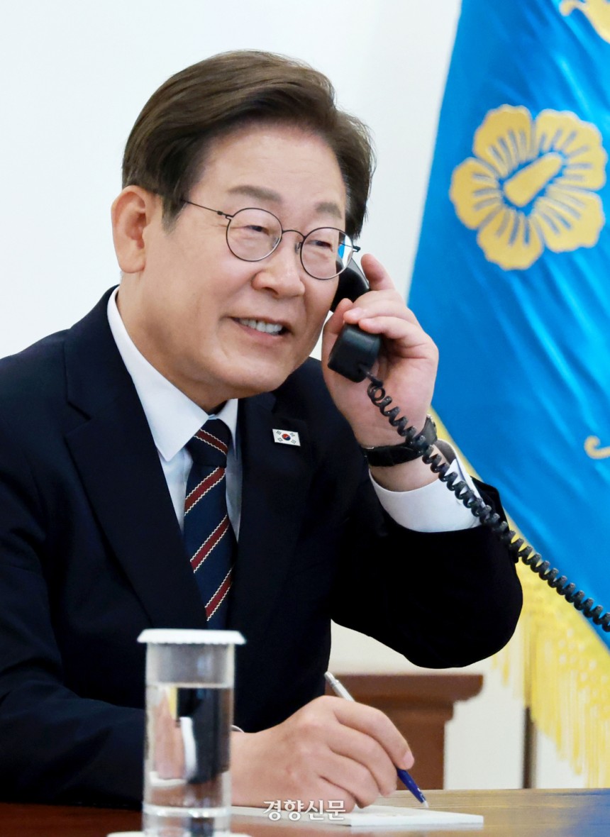 이재명 대통령이 9일 용산 대통령실 청사 집무실에서 이시바 시게루 일본 총리와의 통화를 위해 수화기를 들고 있다. 대통령실사진기자단