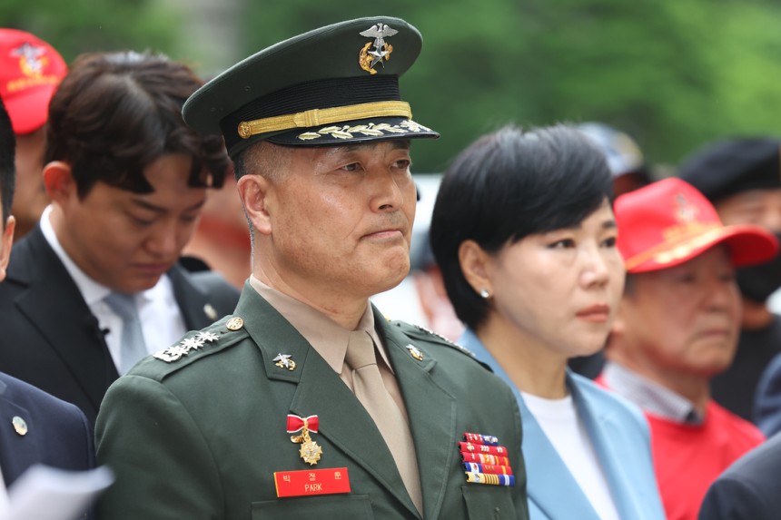 해병대 채모 상병 순직 사건과 관련해 1심에서 무죄를 선고받은 박정훈 전 해병대 수사단장(대령)이 지난달 16일 서울 서초구 서울고법에서 열린 2심 준비공판에 출석하기 전 열린 기자회견에 참석해 있다. 연합뉴스